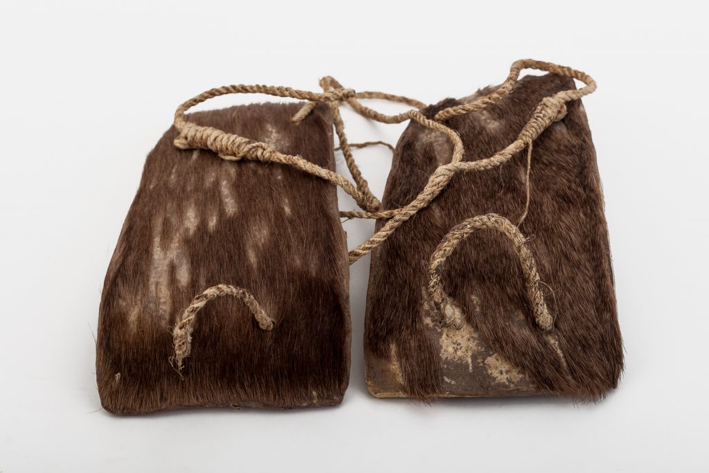 Sandalias hechas de "cabáyu aode" = piel de tapir.