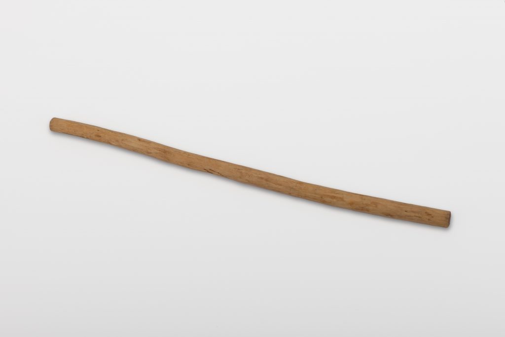 Un palo redondo que se usa para crear fricción, girándola contra un palo plano para hacer fuego. (Palos que se usa para hacer fuego.) (Incluye la figura numero 11.)