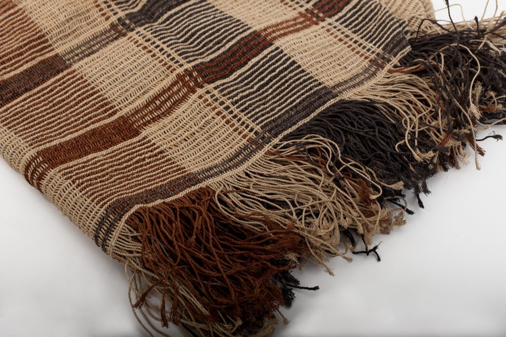 They lie down on a blanket called ‘itarani’ and they cover up with a blanket called ‘pepei.’ Both are made in the design called ‘docora’, which is woven without a needle, just with the hands, making a fringe on the lower edge.